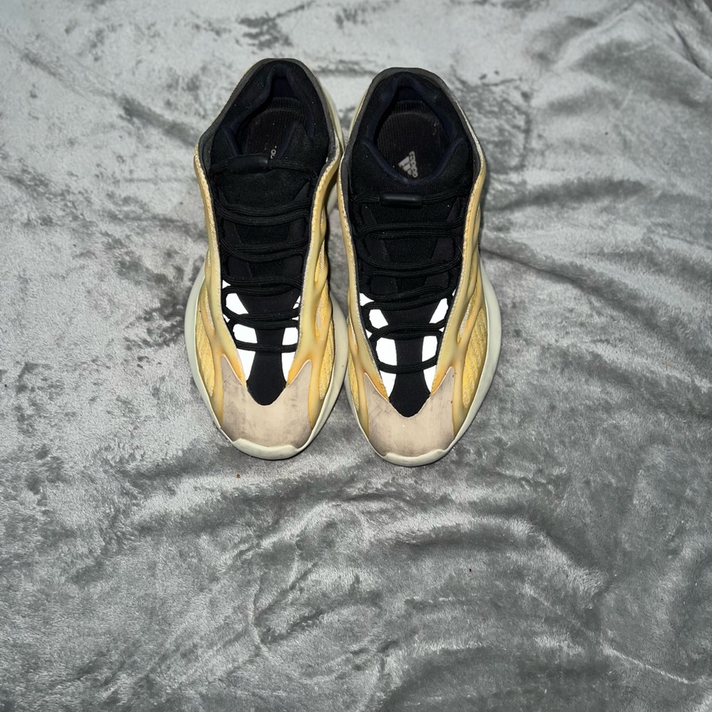 Yeezy Safflower Yellow size 7Y ( Used )